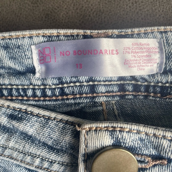 Cut off distressed jean shorts - Picture 6 of 6